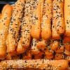 بقسماط طويل بالسمسم